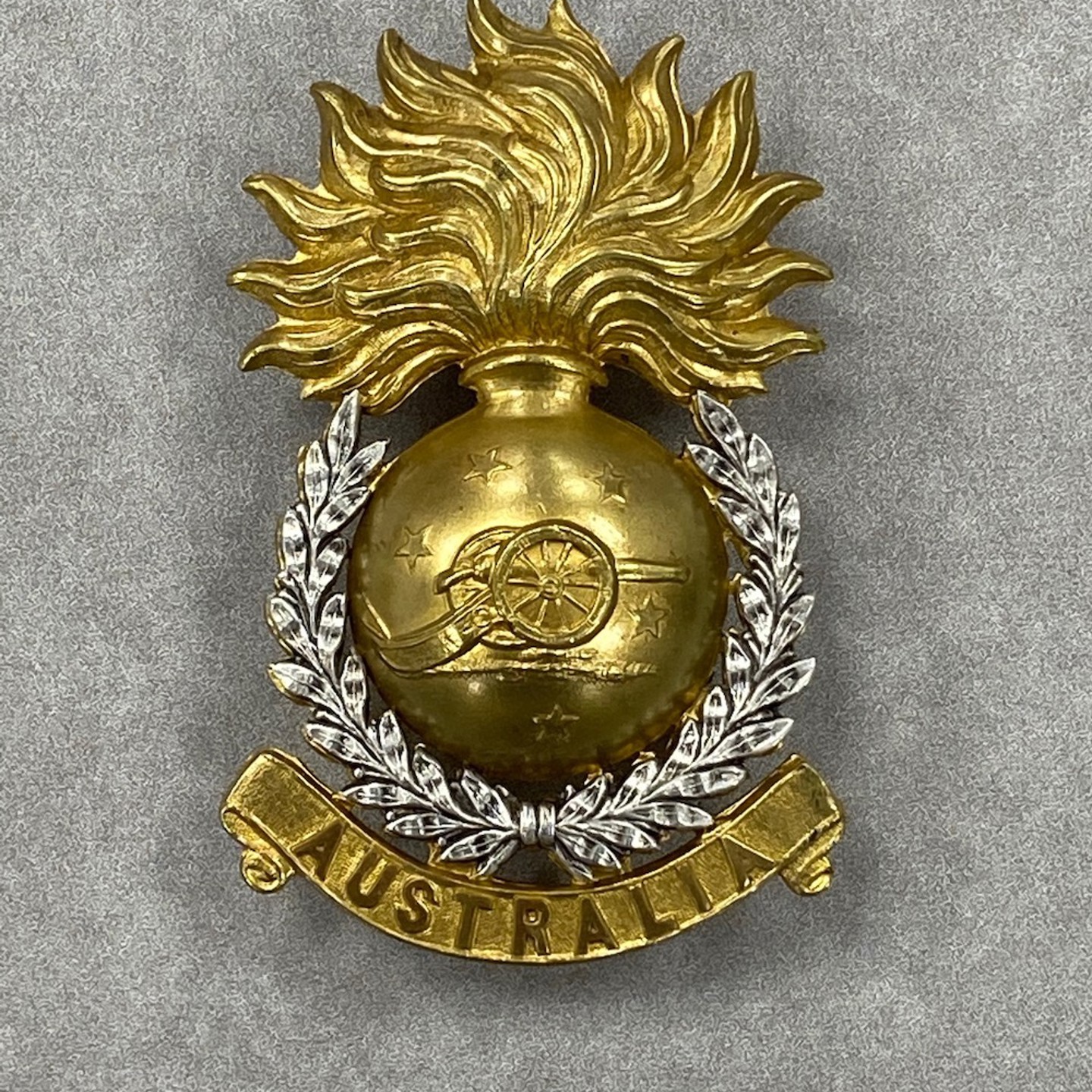 A Large Private Collection Of Over 2000 Cap Badges And Buttons Sold Ś30.000