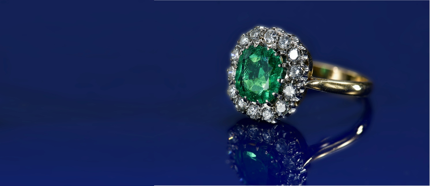 An 18Ct Gold Ring Set With Cushion Cut Emerald Of Approximately 2Ct Surrounded By Fourteen Round Brilliant Cut Diamonds 2