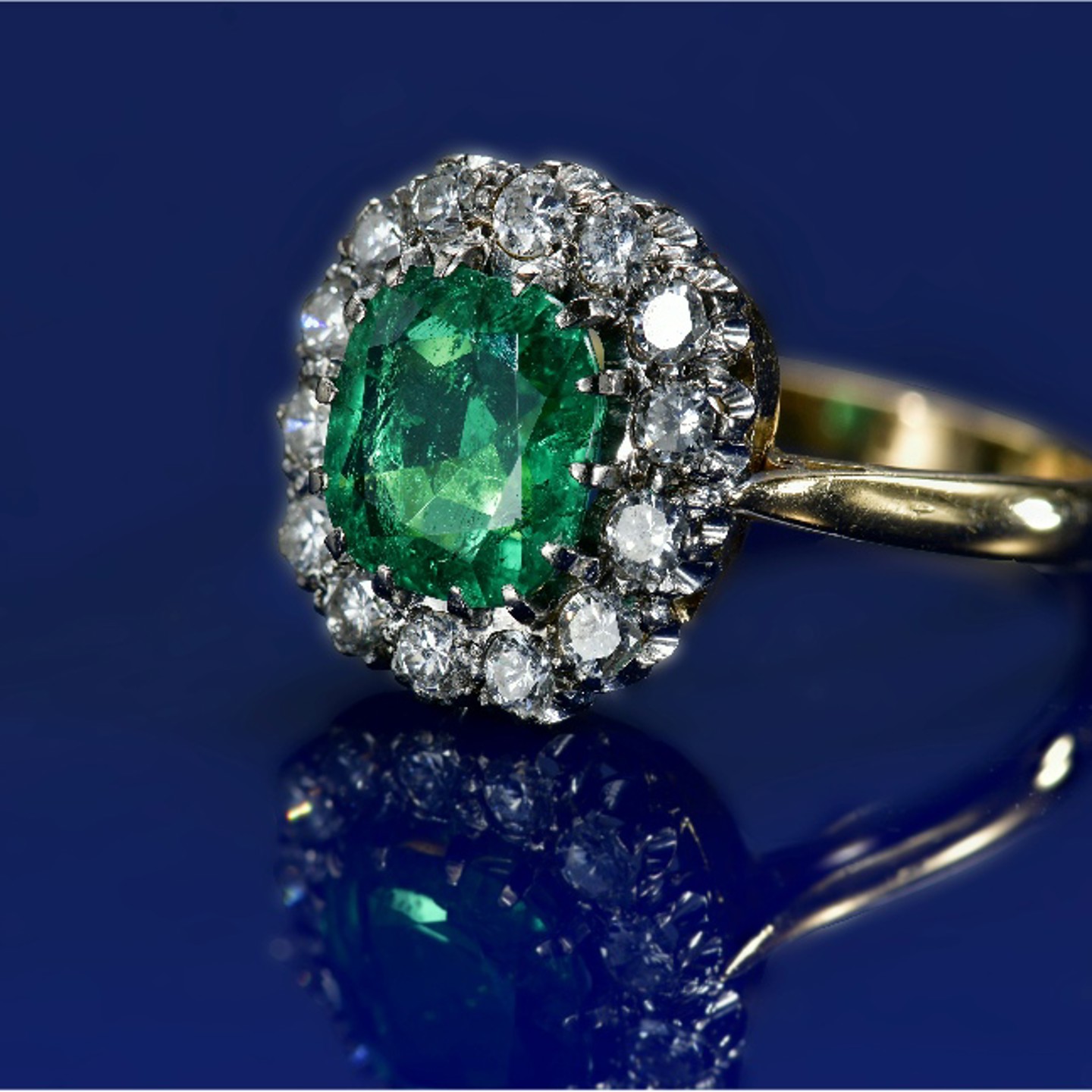 An 18Ct Gold Ring Set With Cushion Cut Emerald Of Approximately 2Ct Surrounded By Fourteen Round Brilliant Cut Diamonds 2