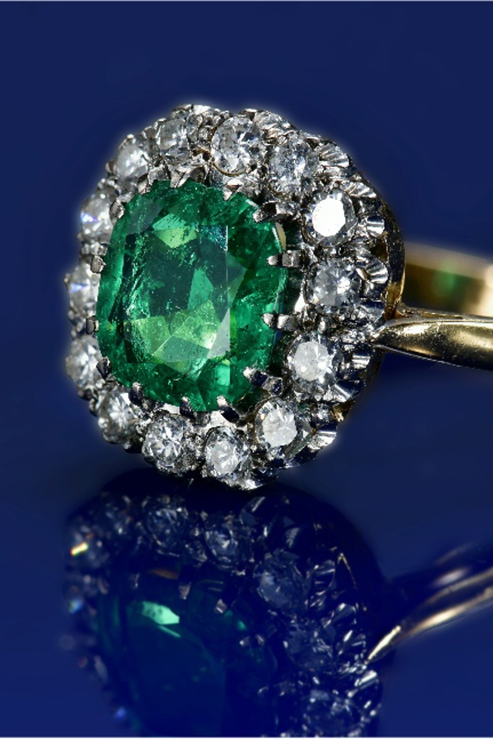 An 18Ct Gold Ring Set With Cushion Cut Emerald Of Approximately 2Ct Surrounded By Fourteen Round Brilliant Cut Diamonds 2