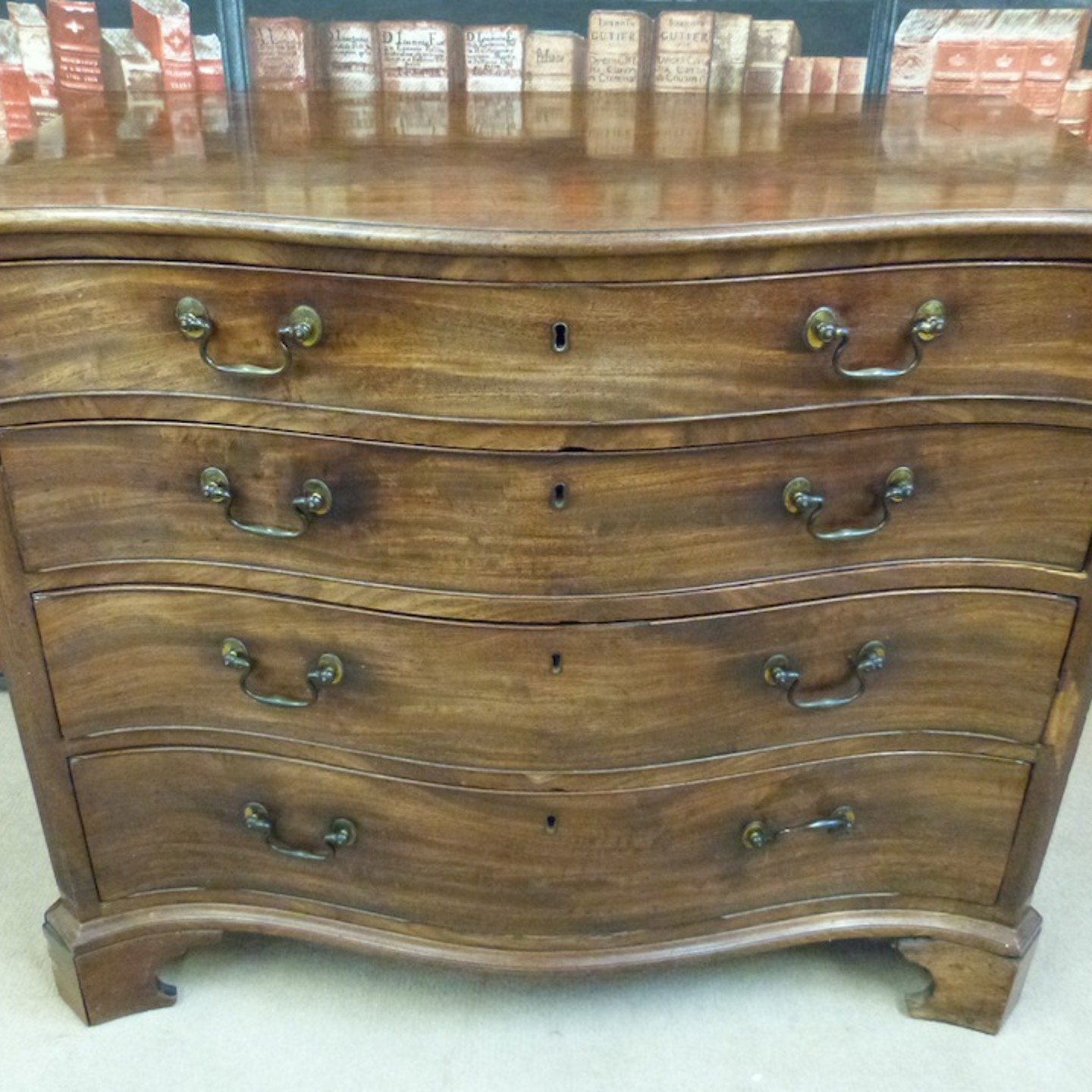 A Georgian Mahogany Serpentine Fronted Chest Of Four Graduated Drawers Raised On Bracket Feet Ś4400