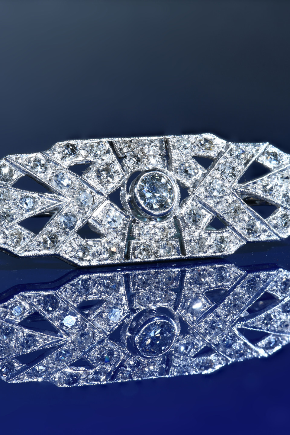 Art Deco Platinum Brooch Set With Diamonds, The Centre Diamond Approximately 0.28Ct, And The Total Diamond Weight Approximately 1.2Ct